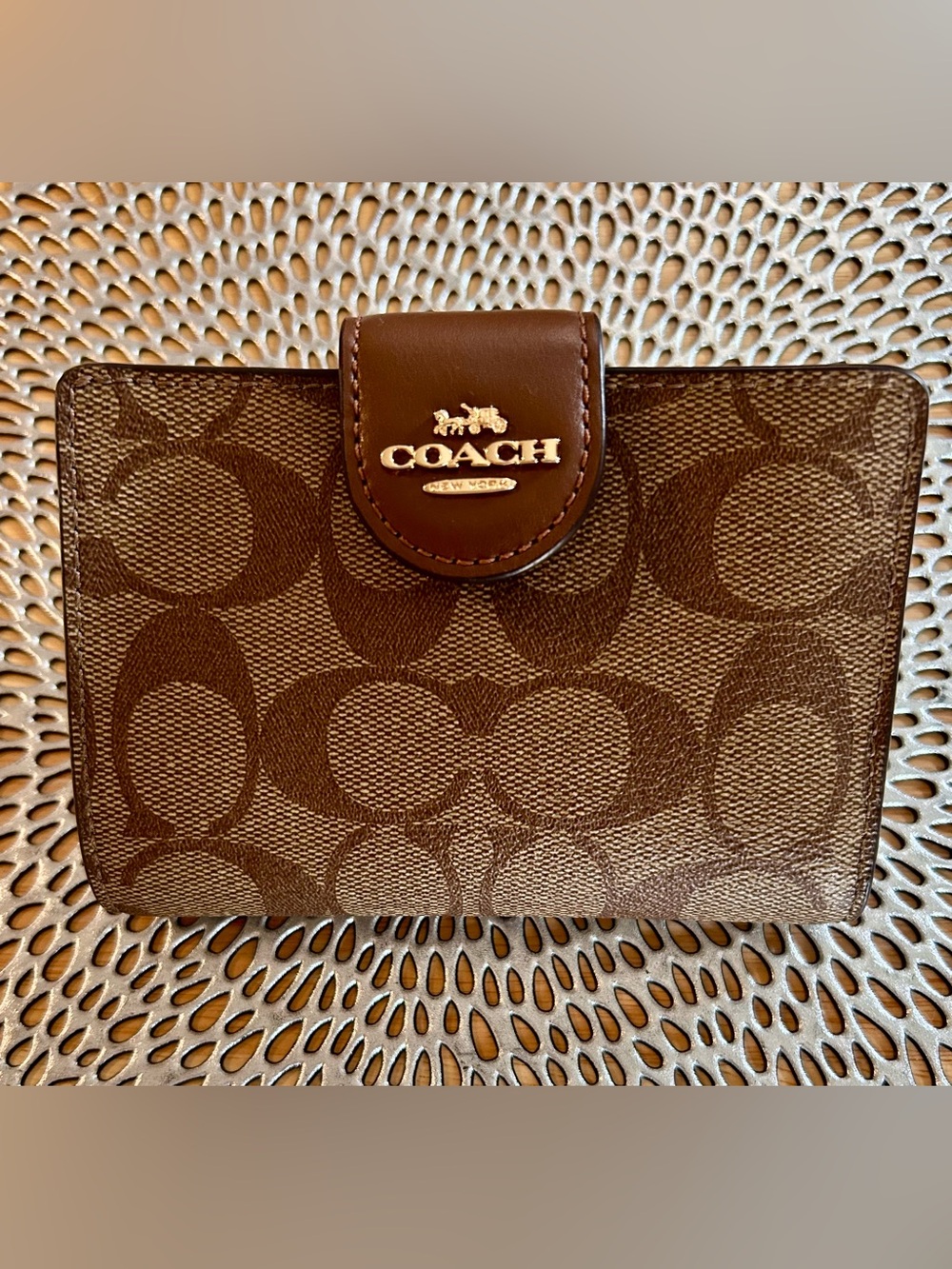 Coach C0082 Medium Corner Zip Wallet Signature Canvas Khaki/Saddle 2
NEW
